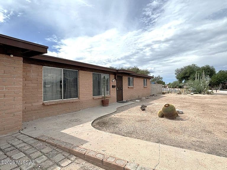 701 W Edgewater Dr photo 3