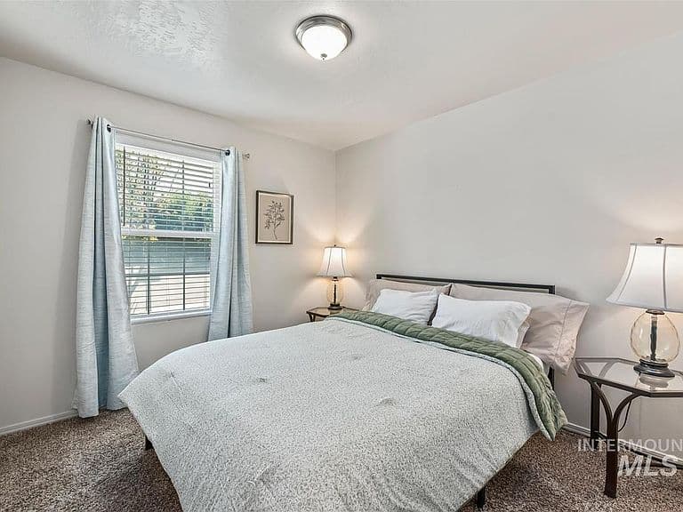 20533 Wyeth Ave photo 4