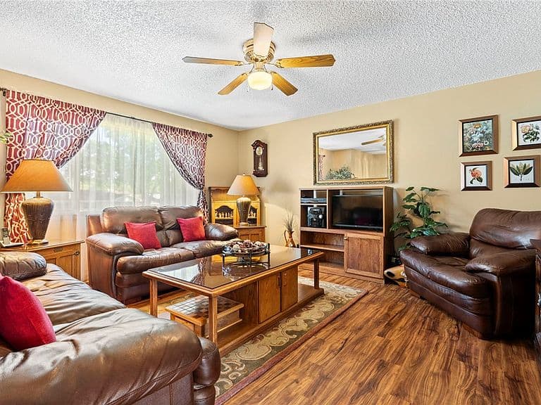 162 Lexington Dr photo 2