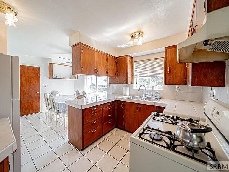 1054 Jefferson Ave photo 4