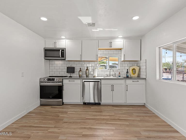 11504 E 5TH Avenue photo 4