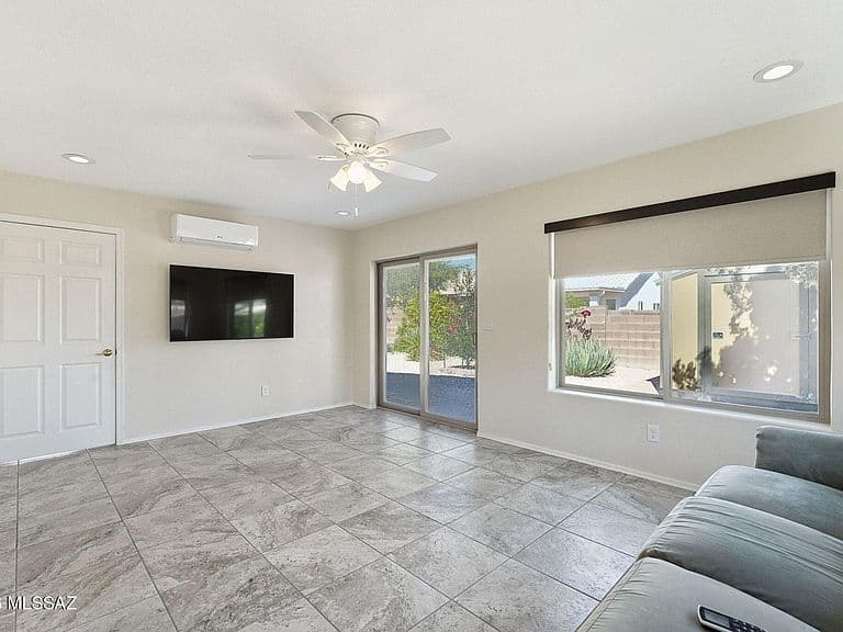1578 W Camino Acierto photo 4