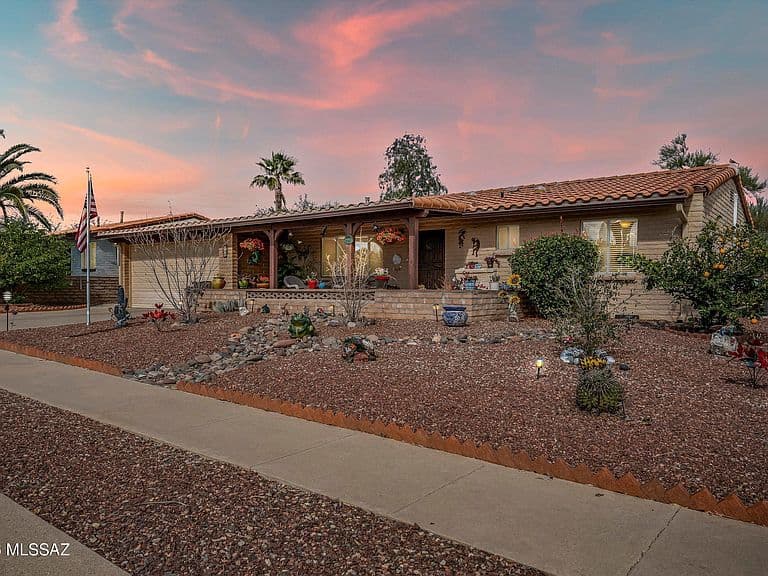 241 E La Espina photo 1