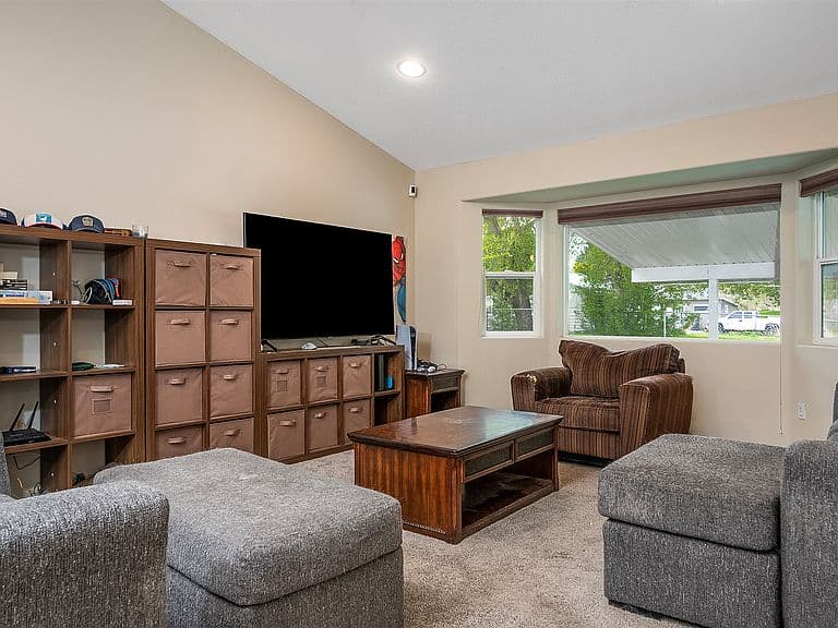 108 Russell Dr photo 5