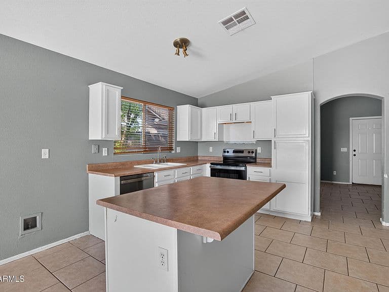 1635 E ASH Avenue photo 3