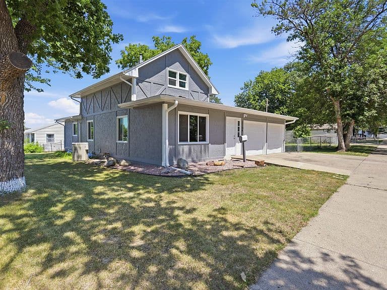2104 E Russell St photo 1