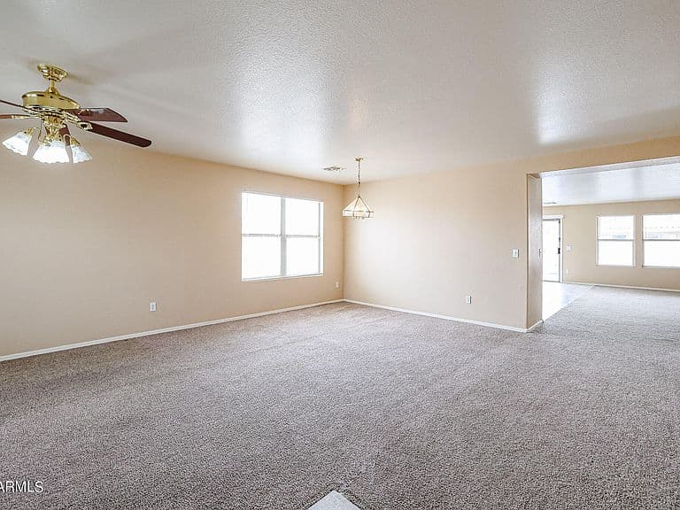 9427 W ELM Street photo 3