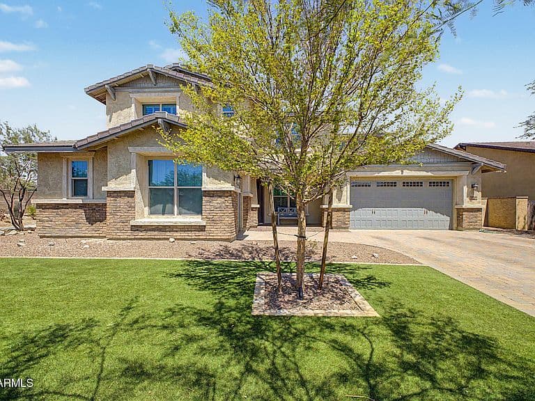 2349 N BEVERLY Place photo 1