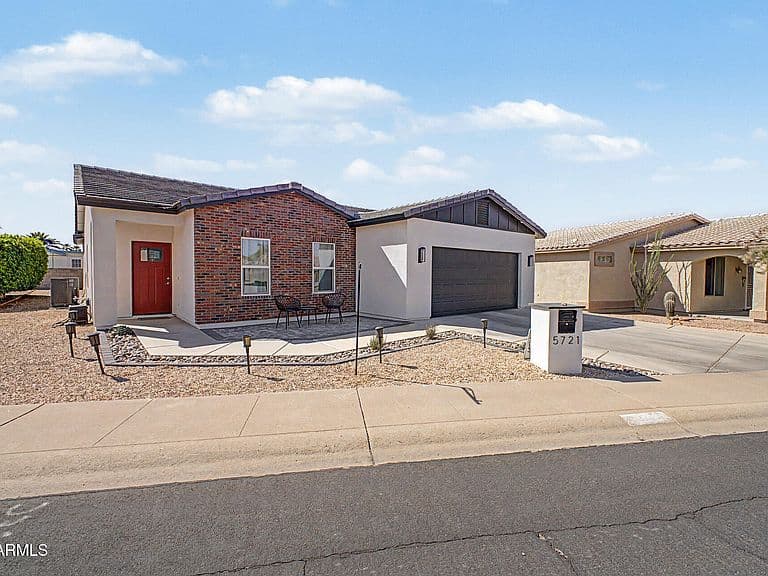 5721 E Leland Street photo 3