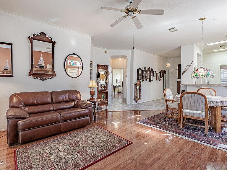 542 W Riverdale Ct photo 1