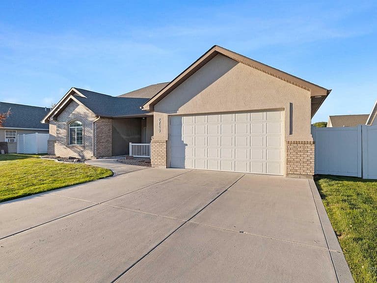 2749 Longbow Dr photo 2