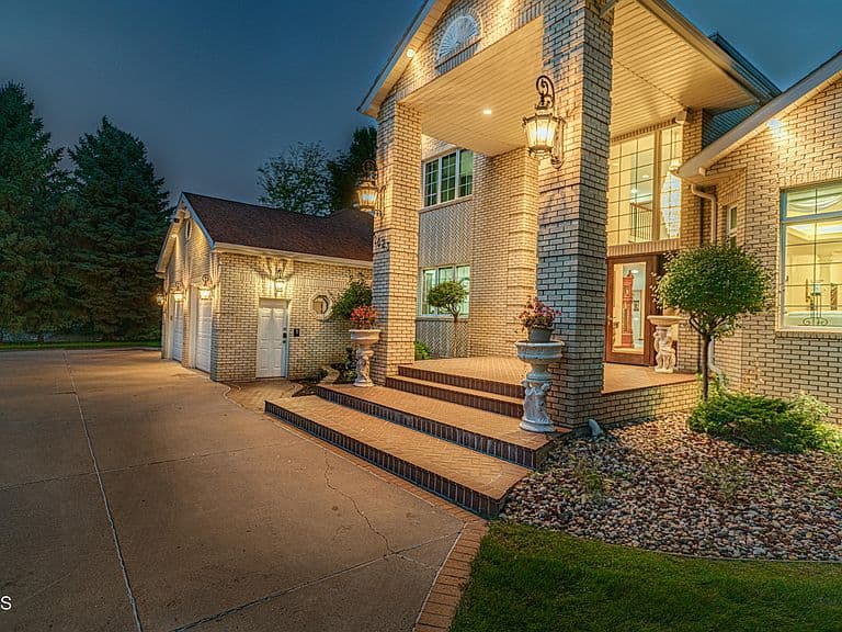 2023 Harbor Dr photo 4