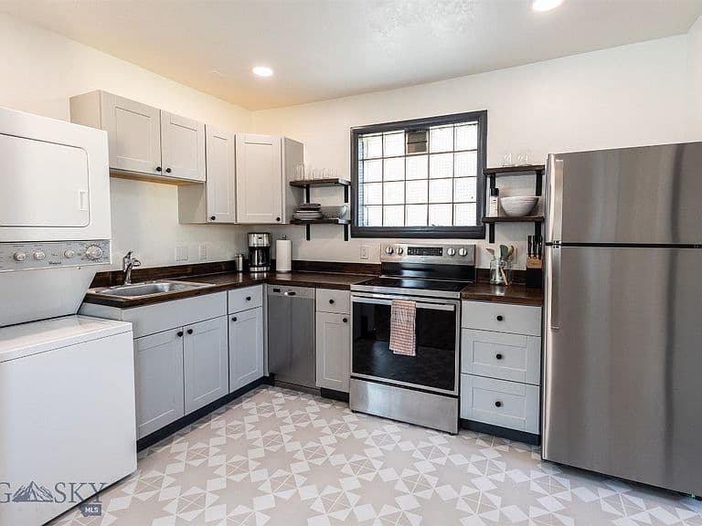 1115 W Broadway St photo 1