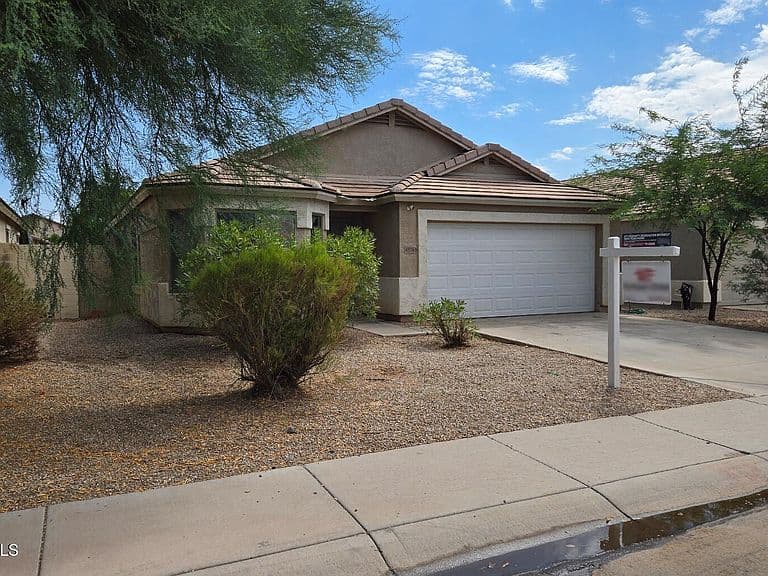 45763 W DIRK Street photo 2
