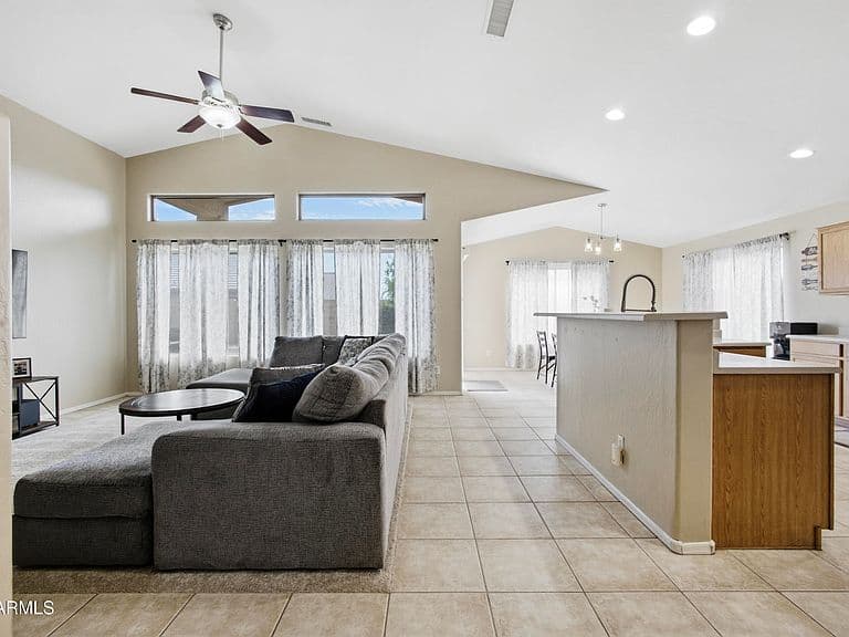 8637 W APACHE Street photo 5