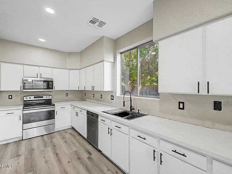 682 S JESSE Street photo 2