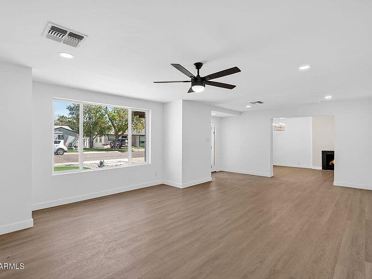 5724 N 13TH Place photo 3