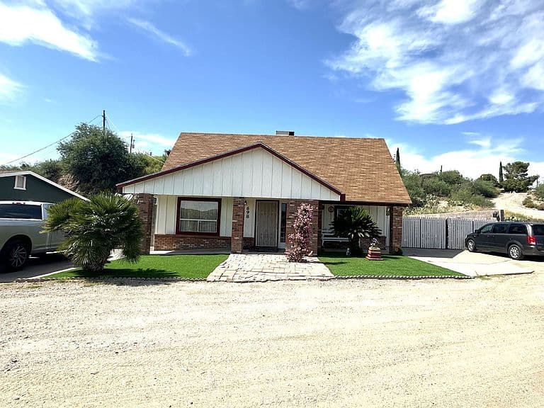698 E Cactus Dr photo 2