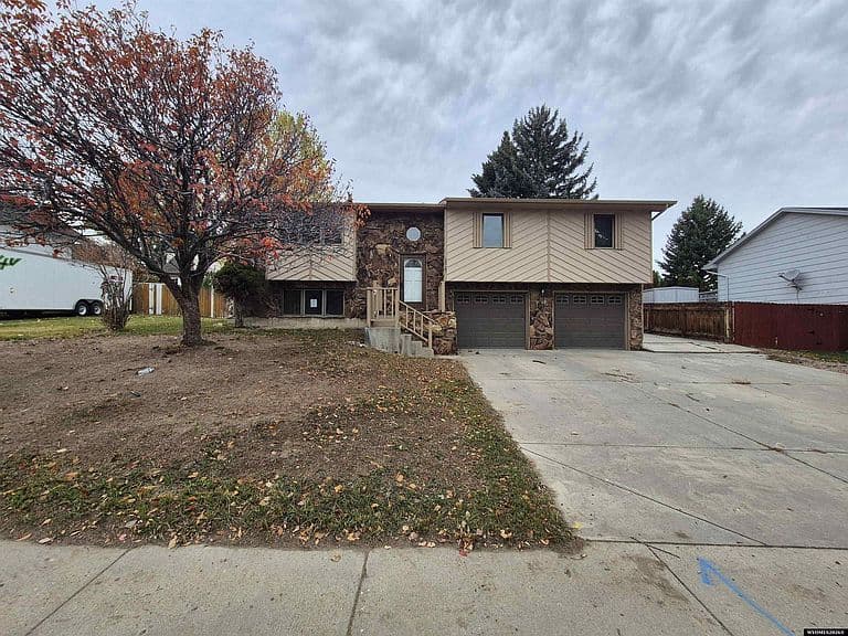 1215 Midwest Dr photo 1