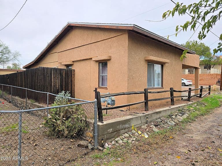 687 W NAVAJO Street photo 4