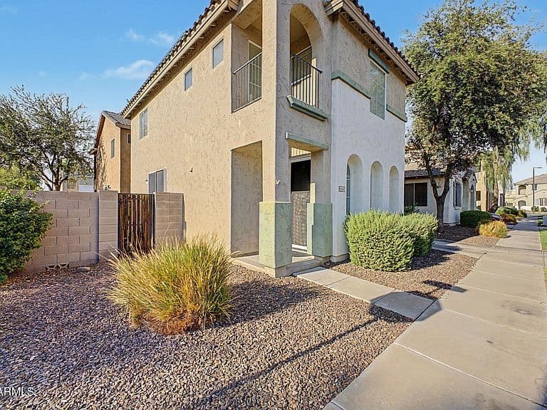 1454 E SHERATON Lane photo 3