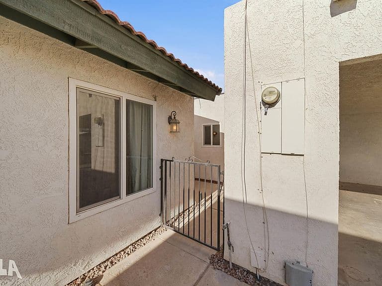 3140 S Winsor Ave photo 2