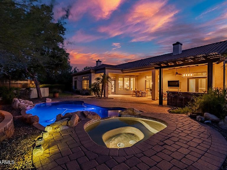 1813 W CAMARGO Court photo 4