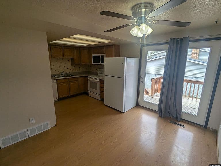 602 Midway St photo 3