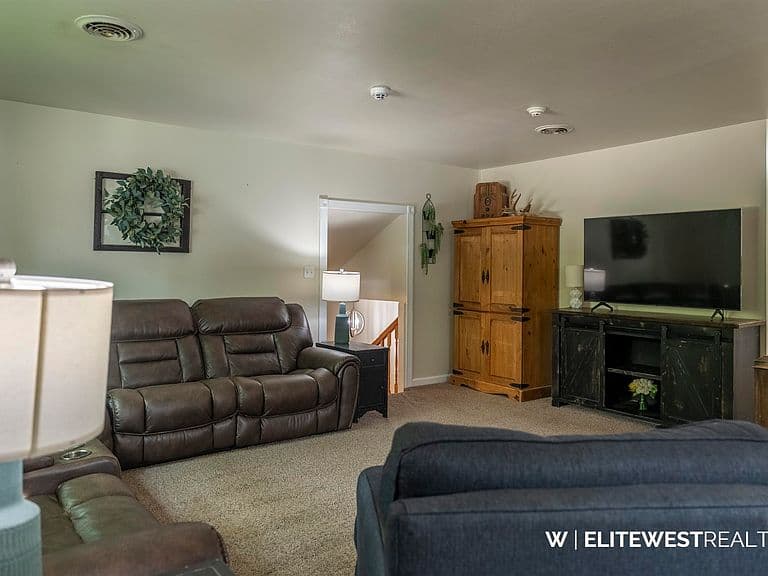 471 Sunlight Dr photo 5