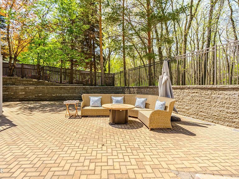 772 Munich Dr photo 5