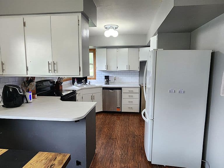 579 Huss St photo 5