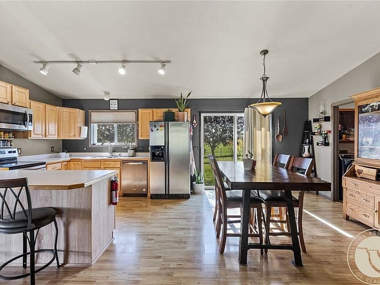 2460 Kens Cir photo 5