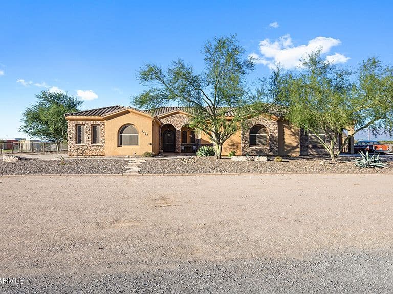 1602 E LOBO Street photo 2