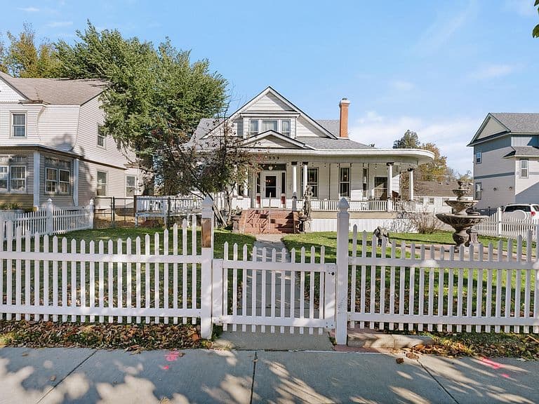 339 W Loucks St photo 3