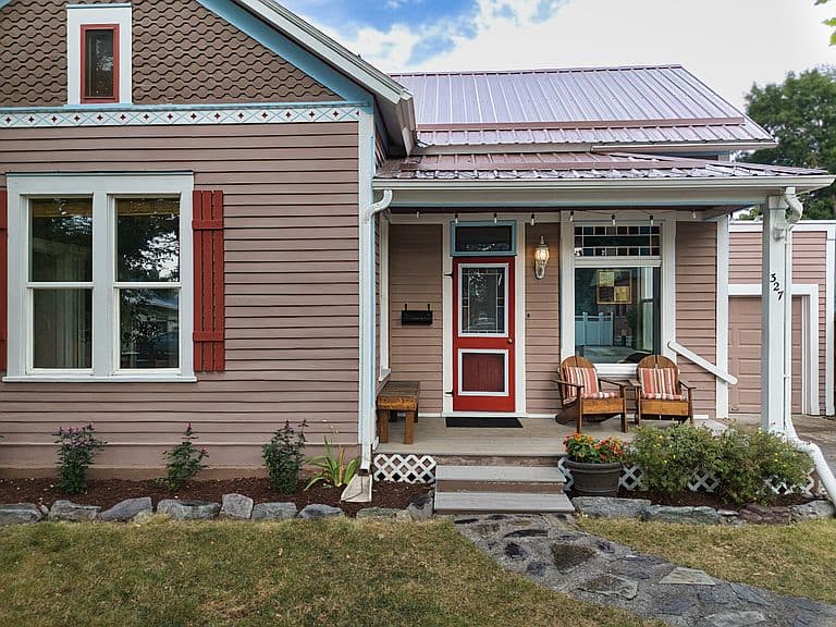 327 3rd St E photo 3