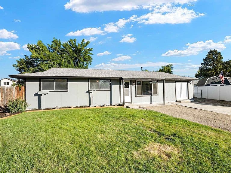 312 Carol Pl photo 2