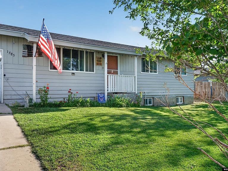 1585 Wyoming Dr photo 4