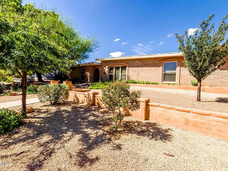 1689 CRESTWOOD Drive photo 4
