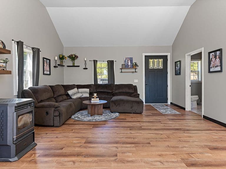140 Crescent Street photo 5