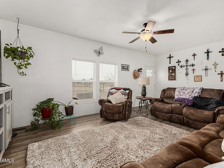 37507 W Pierce St photo 5