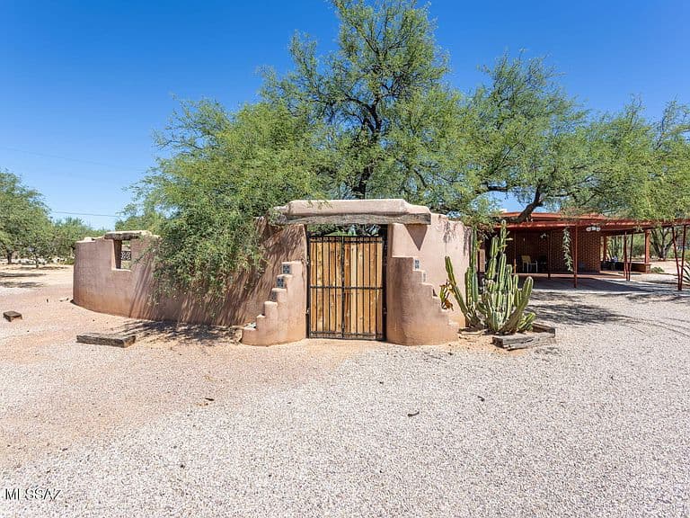 8625 N Mulberry Dr photo 1