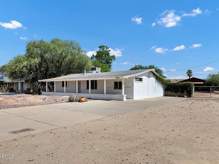 3235 E SUNNYSIDE Lane photo 1