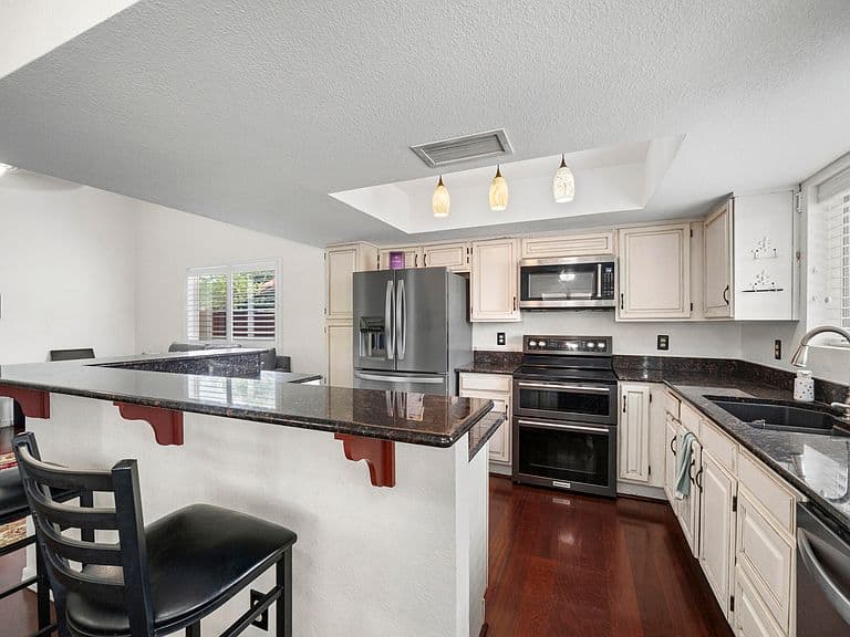 1338 E SUNBURST Lane photo 2