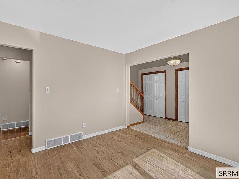 915 Summerfield Dr photo 3