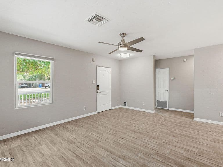 1046 E CLARENDON Avenue photo 5