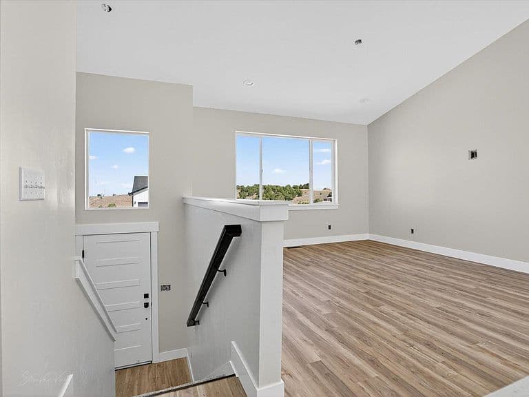 520 Vista Dr photo 2