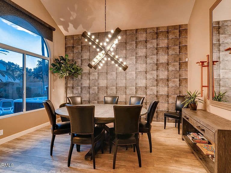 6521 E BEVERLY Lane photo 2