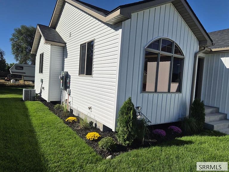 1069 Harris Loop photo 2