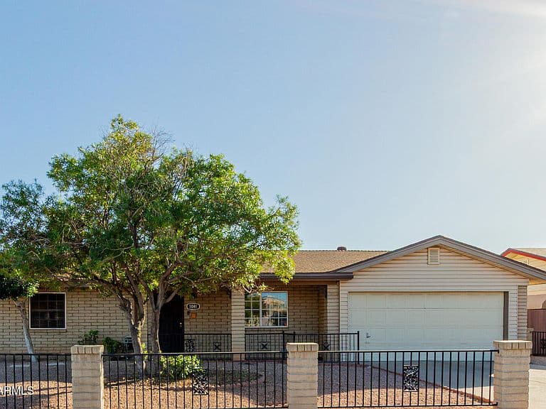 1041 E Garnet Ave photo 2