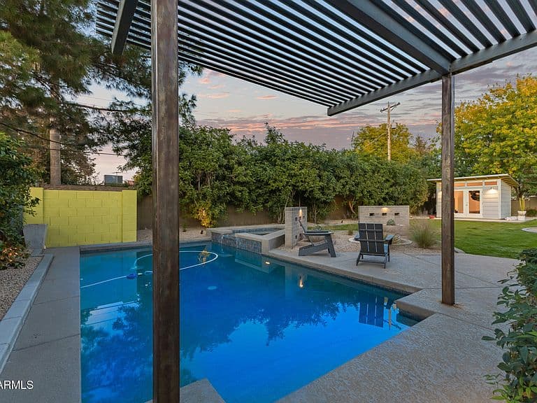 1318 W Glenn Dr photo 2